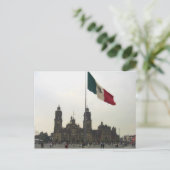 カテドラル・アン・エル・ゾカロ・デルDFコンラ・バンデラ・メキシカ ポストカード (スタンド正面)