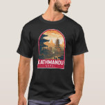 カトマンズネパール旅行アートヴィンテージ Tシャツ<br><div class="desc">カトマンズレトロベクトル旅行デザイン。ネパールの首都カトマンズは、ヒマラヤ山脈に囲まれた谷に位置している。</div>