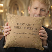 カトリックの司祭記念日の聖職授与式の聖職者 クッション