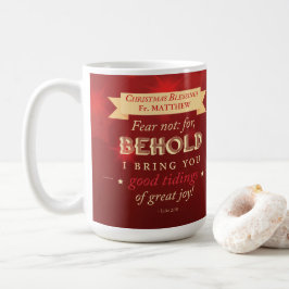 カトリック司祭のためのクリスマスギフトに赤とゴールドの星が輝く コーヒーマグカップ