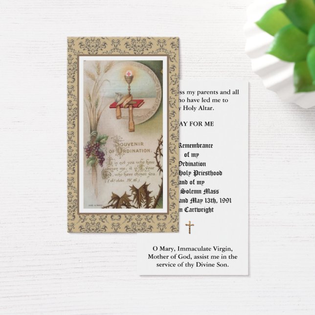 カトリック司祭叙位記念日の神聖なカード (デスク)