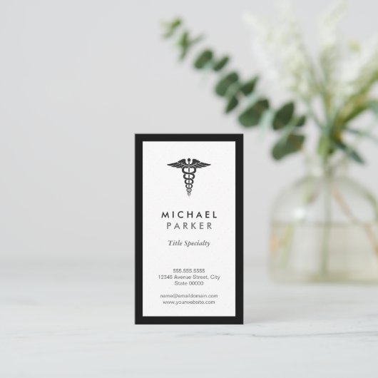 カドゥセウス医療シンボル – レトロ白黒 名刺 (スタンド正面)