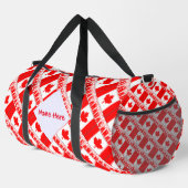 カナダおよびカナダ国旗のタイル表示の赤の個人用設定 ダッフルバッグ (右コーナー)