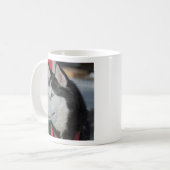 カナダでのレース前のハスキー犬 コーヒーマグカップ (正面左)