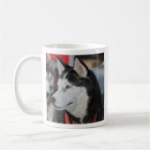カナダでのレース前のハスキー犬 コーヒーマグカップ (左)