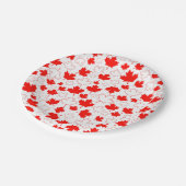 カナダのカエデの葉の赤く白い任意パターン ペーパープレート (アングル)