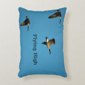 カナダのガチョウが飛んでいる アクセントクッション (正面(垂直))