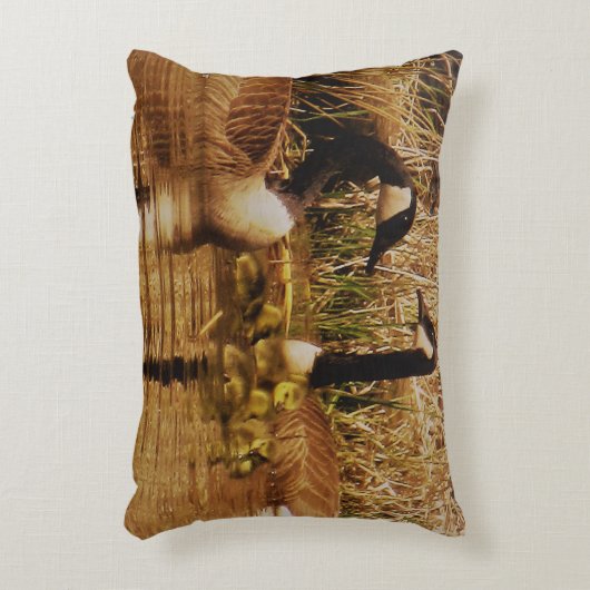 カナダのガチョウ家族のかわいい1初生がちょうの子 アクセントクッション (正面(垂直))