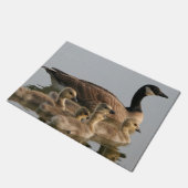 カナダのガチョウ-マザー・グースおよびベビーのがちょうの子 ドアマット (アングル)