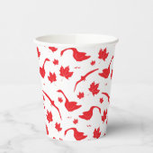 カナダのゲーゼとメープル離れの – カナダ国旗の赤。 紙コップ (左)
