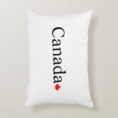 カナダのタイポグラフィと赤楓の葉の白 アクセントクッション (正面(垂直))