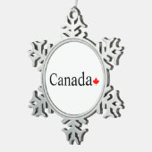 カナダのタイポグラフィと赤楓の葉の白 スノーフレークピューターオーナメント (右)