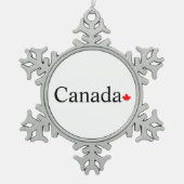 カナダのタイポグラフィと赤楓の葉の白 スノーフレークピューターオーナメント (正面)