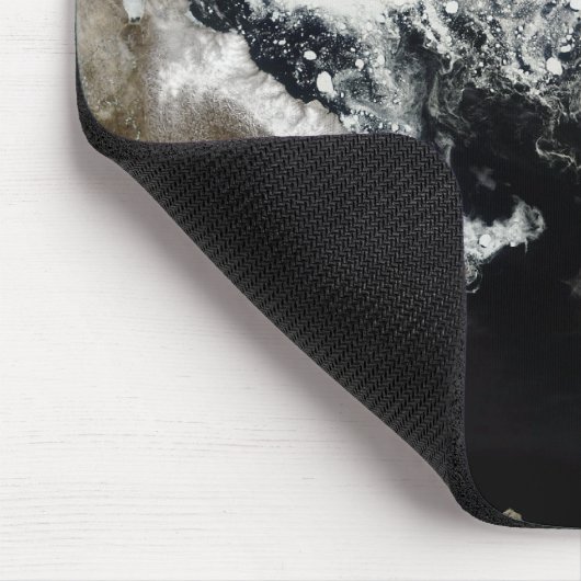 カナダのヌナブトで見える海氷と堆積物 マウスパッド (コーナー)