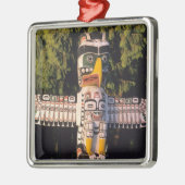 カナダのバンクーバーのトーテムポール。 メタルオーナメント (左)