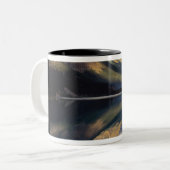 カナダのバンフ湖での漕ぎ手) ツートーンマグカップ (正面左)