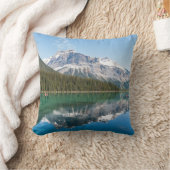 カナダのヨーホー国立公園にある有名なエメラルド湖でカヌー クッション (ブランケット)