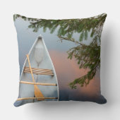 カナダの夕日の湖にカヌー クッション (裏面)