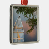 カナダの夕日の湖にカヌー メタルオーナメント (右)