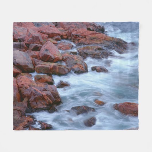 カナダの岩だらけの海岸線と海 フリースブランケット (正面(横))