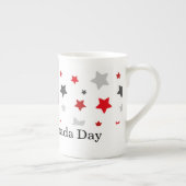 カナダの日をテーマにした ボーンチャイナマグカップ (右)