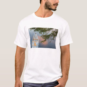 カナダの湖でのカヌー、日没時 Tシャツ
