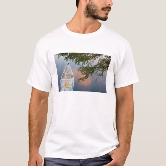 カナダの湖でのカヌー、日没時 Tシャツ (正面)