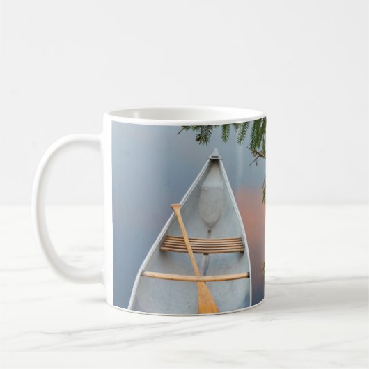 カナダの湖上のカヌー、日没時 コーヒーマグカップ (左)