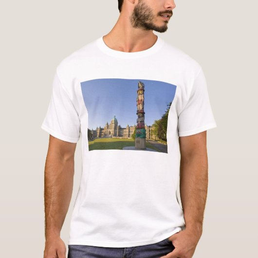カナダの議事堂ビルのトトンポール Tシャツ (正面)