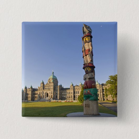 カナダの議会建物にあるトーテムポール 缶バッジ (正面)