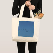 カナダガン飛翔中 ラージトートバッグ (正面(商品))