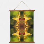 カナダリリーとホタルの抽象芸術 動揺して 吊り下げ型タペストリー (正面)