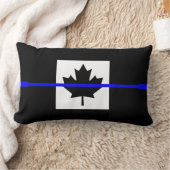 カナダ国旗に薄い青い線のアクセント ランバークッション (ブランケット)