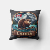 カナダ国旗を掲げて森の中の湖にビーバー クッション (裏面)