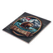 カナダ国旗を掲げて森の中の湖にビーバー タイル (側面)