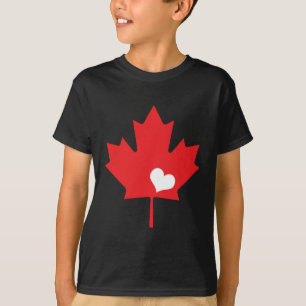 カナダ日のカナダのカエデの葉およびハート Tシャツ