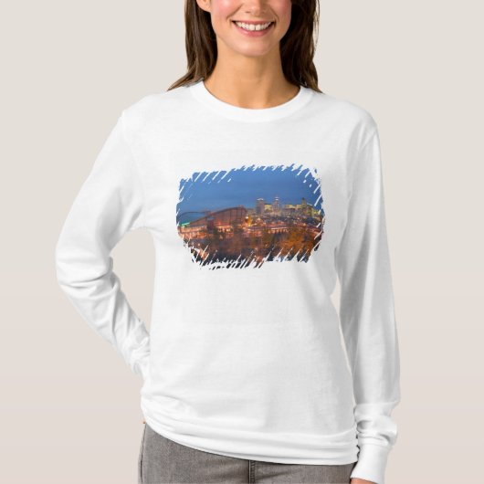 カナダ アルバータ州 カルガリー:4からの市街地のスカイライン Tシャツ (正面)