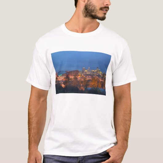 カナダ アルバータ州 カルガリー：4からの市街地の風景 Tシャツ (正面)