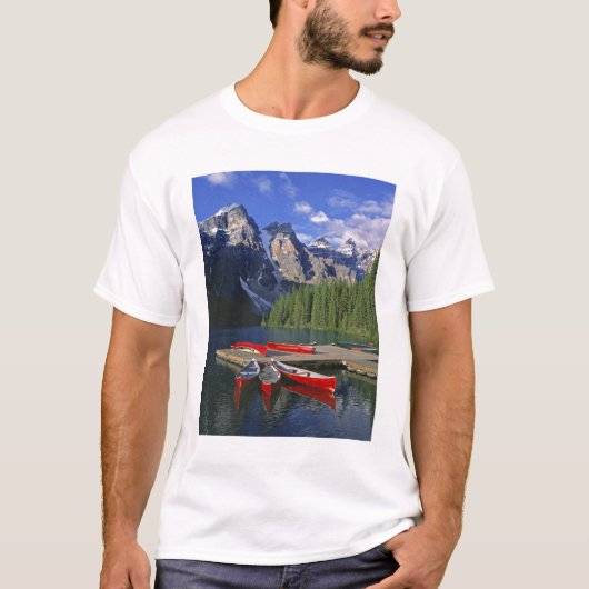 カナダ アルバータ州 モレーン湖 赤いカヌーが待つ Tシャツ (正面)