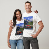 カナダ アルバータ州 モレーン湖 赤いカヌーが待つ Tシャツ (ユニセックス)