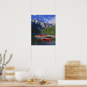 カナダ、アルバータ、モライン湖。赤いカヌーが待っている ポスター (キッチン)