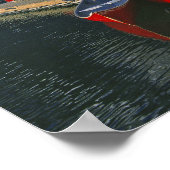 カナダ、アルバータ、モライン湖。赤いカヌーが待っている ポスター (角)