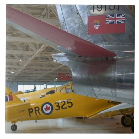 カナダ、アルベルタ、エドモントン：アルベルタ航空2 タイル (正面)