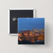 カナダ、アルベルタ、カルガリー：4からのシティスカイライン 缶バッジ (正面&裏面)