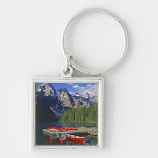 カナダ、アルベルタ、モレーヌ湖。赤いカヌーが待つ キーホルダー (正面)