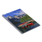 カナダ、アルベルタ、モレーヌ湖。赤いカヌーが待つ ノートブック (右側)