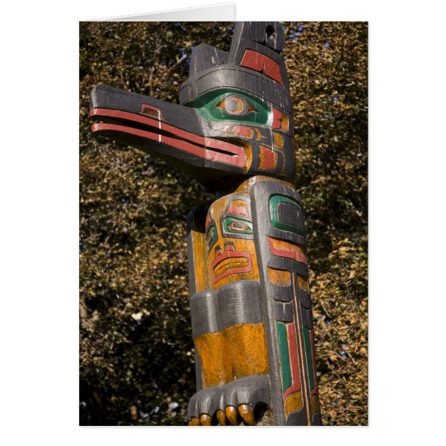 カナダ·オンタリオ州オタワの公園のトテムポール (正面)