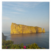 カナダ、ケベック州のRocher Perce (Perce Rock)。 タイル (正面)