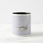 カナダ、ケベック州。フクロウは雪の上を低く飛ぶ。 ツートーンマグカップ (中央)