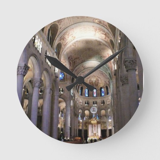 カナダ，ケベック，サンテ・アン・デ・ボープレ大聖堂 ラウンド壁時計 (正面)